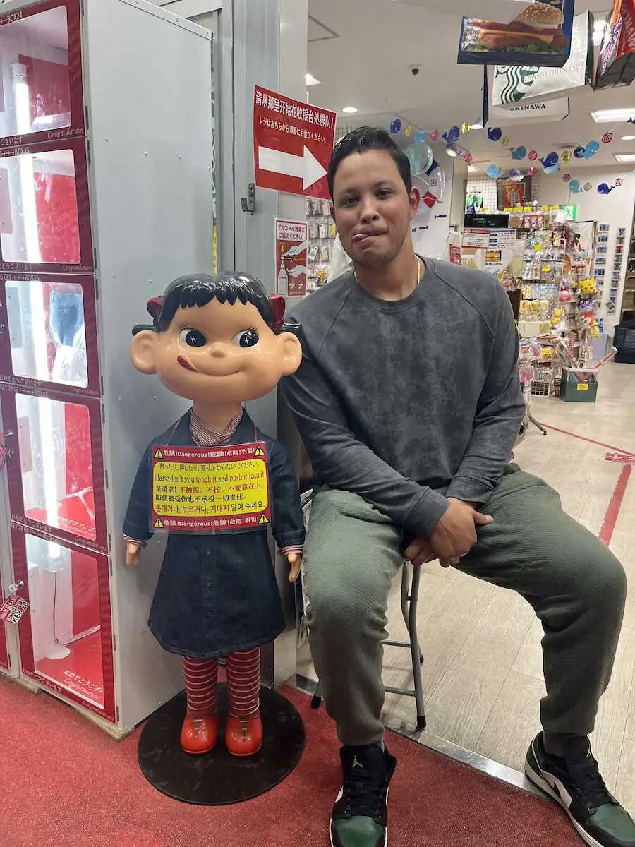 【画像・写真】ヤクルト新外国人ヤフーレ　愛称「ペコちゃん」に決定　人形と2ショット「Tシャツをつくるかも」