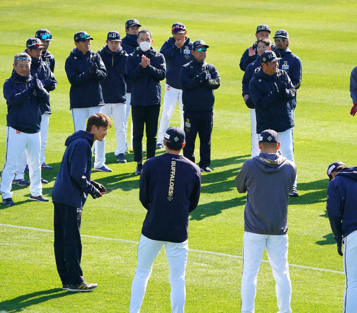 【画像・写真】オリックス　能見篤史臨時コーチが宮崎に合流　ナインから暖かな拍手で迎えられる