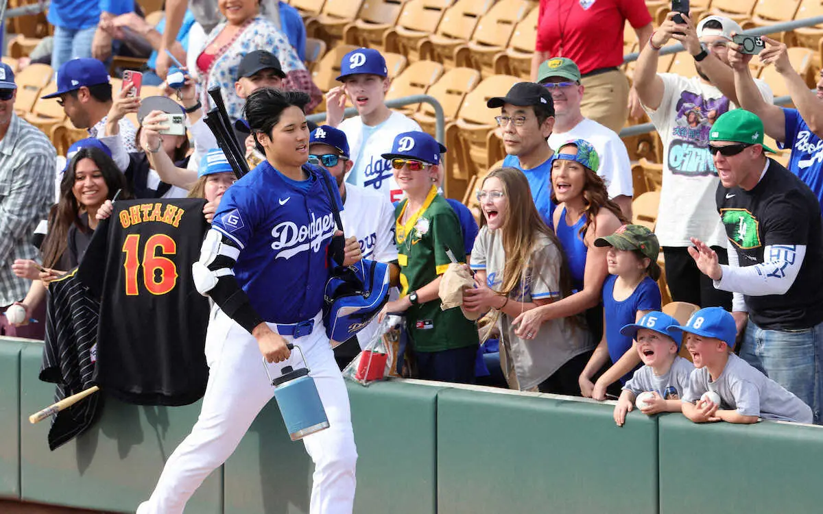【画像・写真】ドジャース・大谷　ダッシュで球場を後に　客席のファン歓声＆拍手