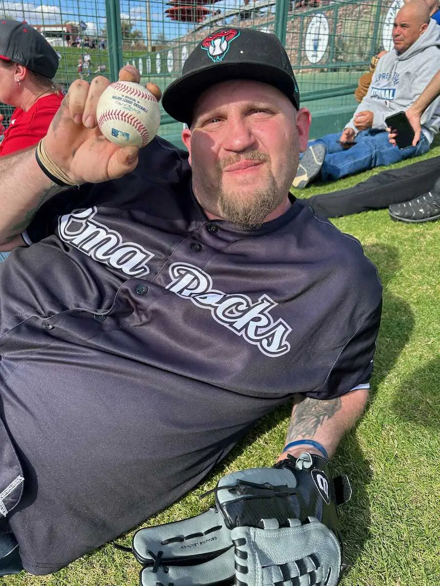 【画像・写真】大谷のドジャース1号記念球をキャッチ　初観戦の“アメフト派”も魅了「今日から野球のファンに」