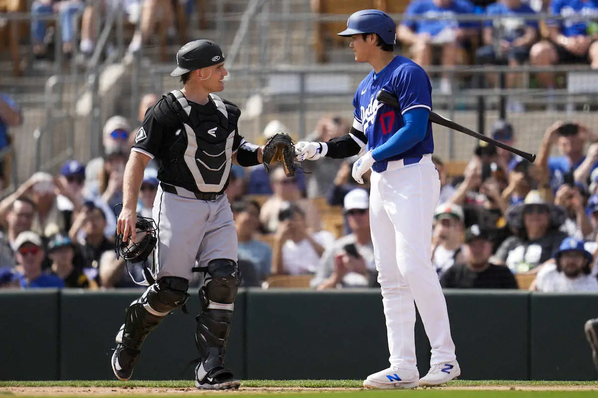 【画像・写真】ドジャース・大谷　デビュー戦でエンゼルス時代の同僚と笑顔で再会