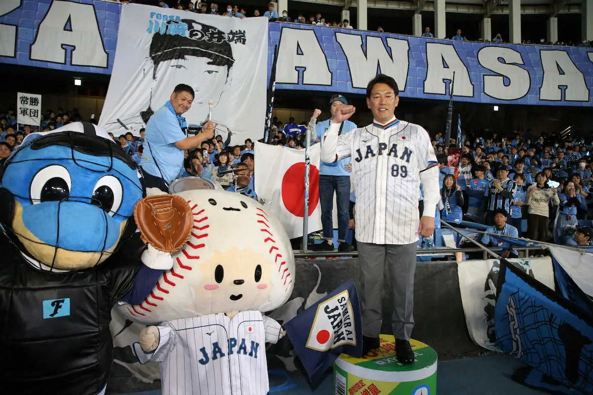【画像・写真】侍ジャパン井端監督　J1川崎Fで始球式「野球より緊張した」　サポーターが「似顔絵」横断幕も用意