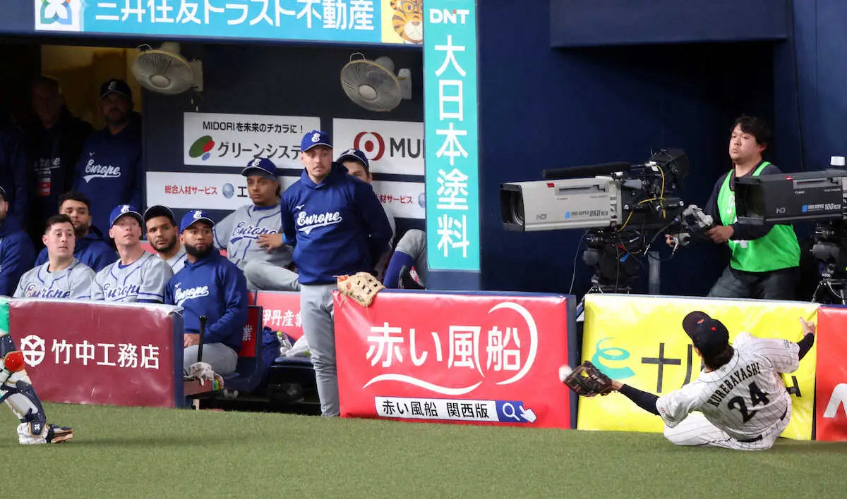 【画像・写真】【侍ジャパン】紅林　攻守に躍動！不慣れな三塁守備でも魅せた　滑り込みながら邪飛を好捕、場内大歓声