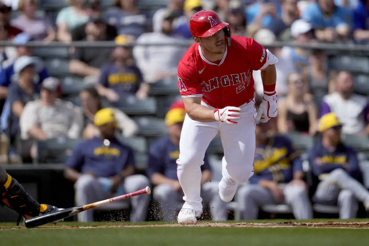 【画像・写真】OP戦打率1割台前半と苦しむトラウトが第1打席で快音　試合前には絶好調・大谷翔平とハグ＆談笑