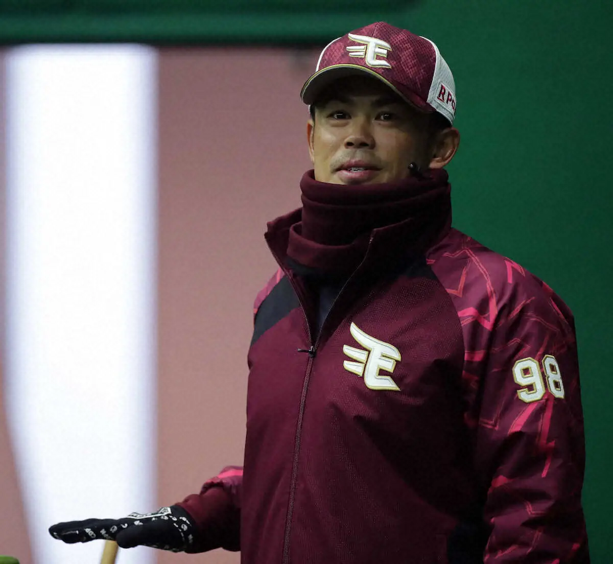 【画像・写真】楽天・今江監督　小深田に熱血指導　就任後初の雨天中止に「監督になると試合をやりたいな」