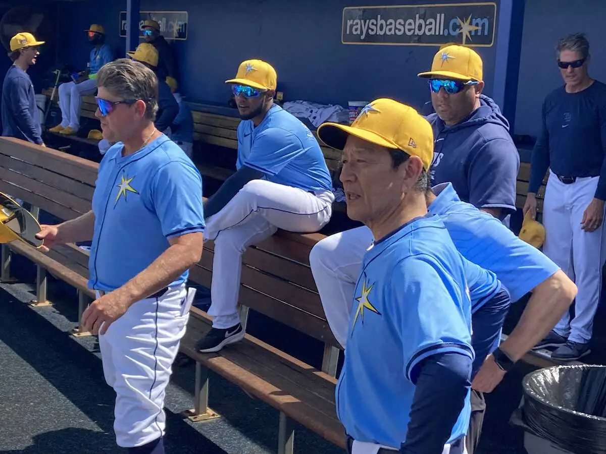 【画像・写真】フィリーズ戦でレイズのユニホーム姿でベンチ入りする日本ハムの栗山英樹CBO（撮影・杉浦　大介通信員）