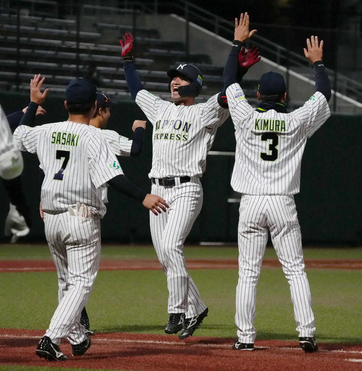 【画像・写真】日本通運、代打・田中のサヨナラ打で辛勝「ボクも4番を打ちたい」
