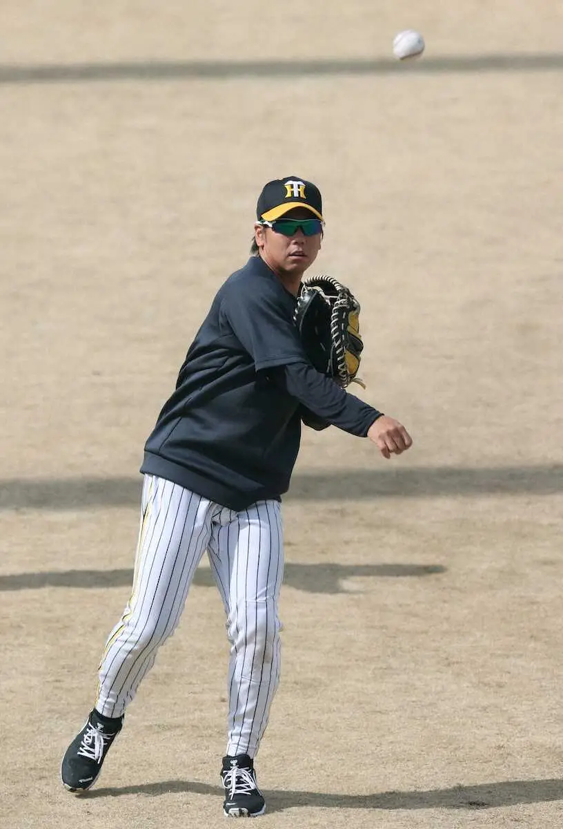 【画像・写真】右肩の肉離れの阪神・梅野が鳴尾浜でキャッチボール再開　3日にはフリー打撃も行っていた