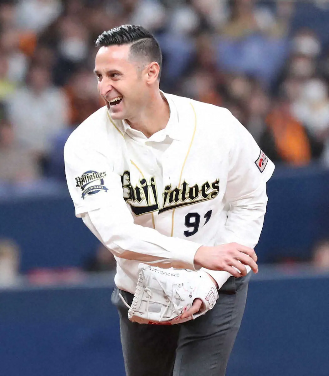 オリックスOBのマエストリが特別始球式 戦友の平野佳、比嘉に「今でも 