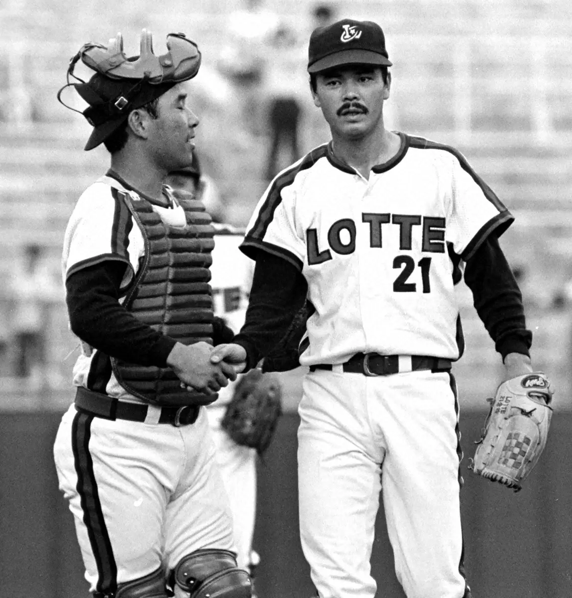 【画像・写真】1980年、ロッテ・土肥（左）と勝利の握手を交わす倉持明