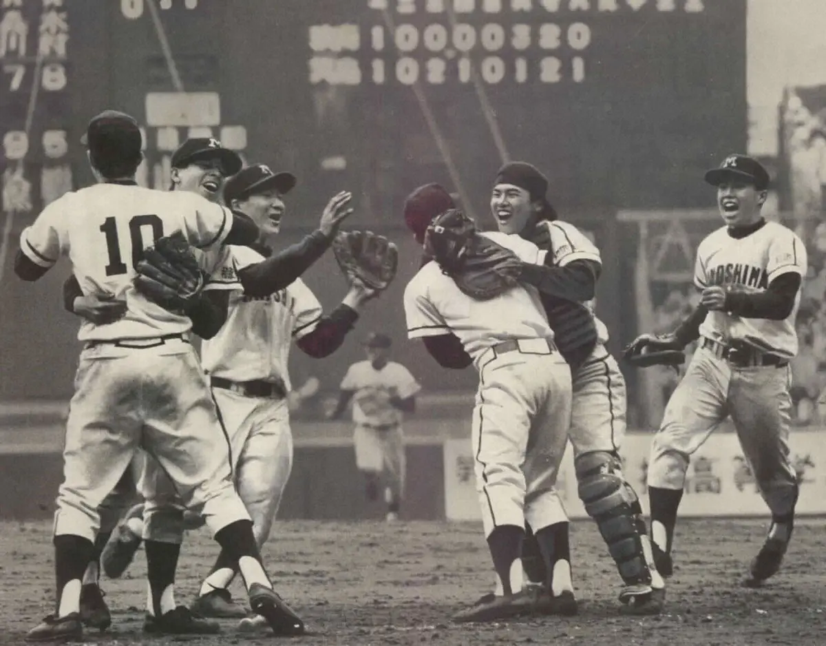 【画像・写真】＜箕島・浪商＞勝利の一瞬、抱き合って歓喜する（右から）センバツ初のサイクルヒット男・北野敏史、嶋田宗彦、石井毅、上野敬三、浦野康之ら箕島ナイン