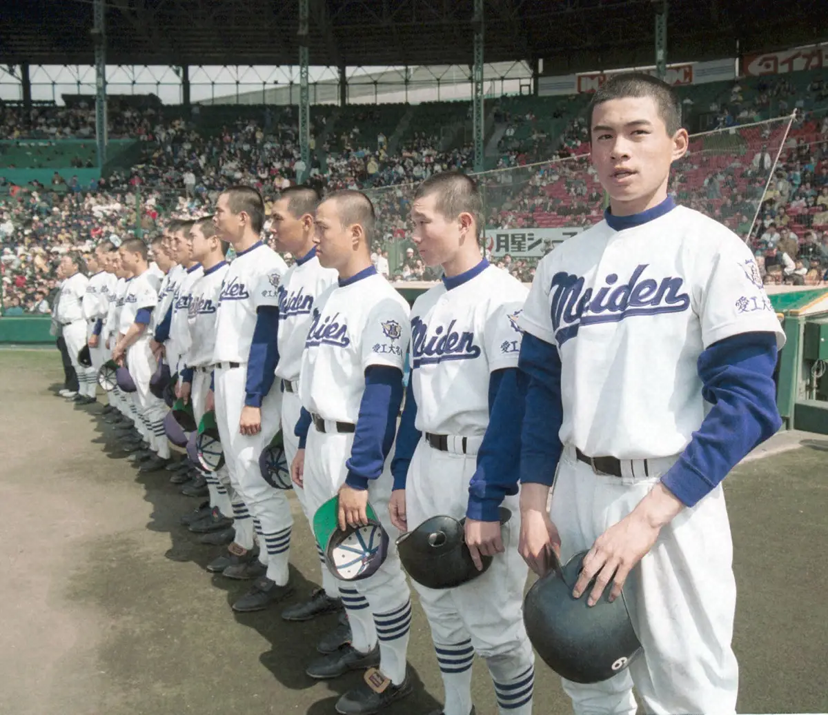 【画像・写真】甲子園のグラウンドに整列する初戦敗退の鈴木一朗（右端）ら愛工大名電ナイン