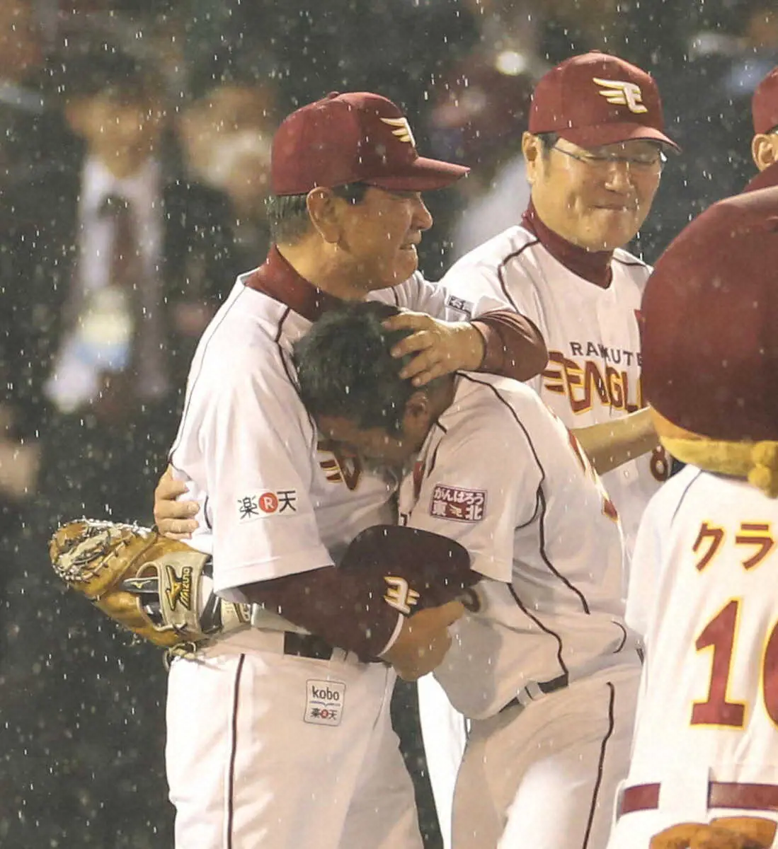 13年、球団創設9年目で初の日本一を決め、星野監督（左）と抱き合う銀次