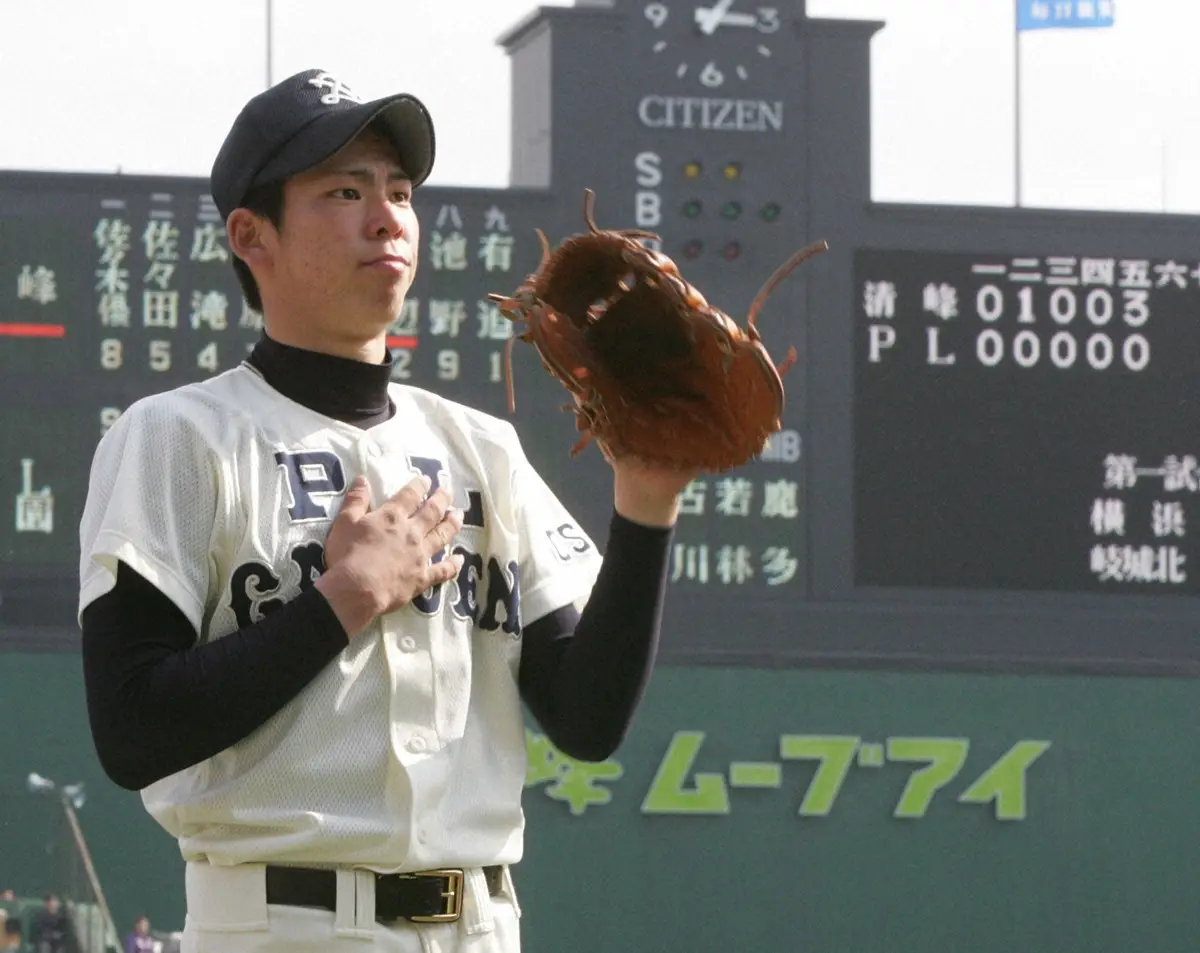 【画像・写真】＜PL学園・清峰＞5回後、悔しさのあまり目を腫らしてキャッチボールするPL学園・前田健太