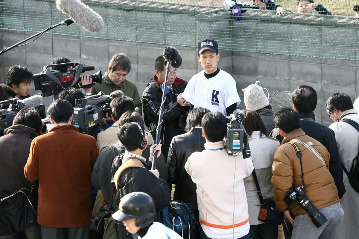 【画像・写真】センバツ辞退後初となる練習公開で駒大苫小牧の練習に詰め掛けた報道陣に囲まれる主将の田中将大