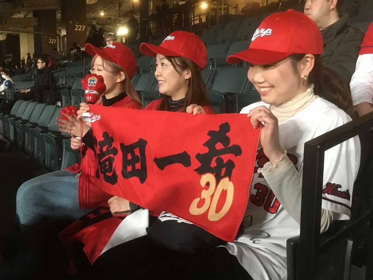 【画像・写真】友人と滝田に声援を送った姉の美里さん（手前）