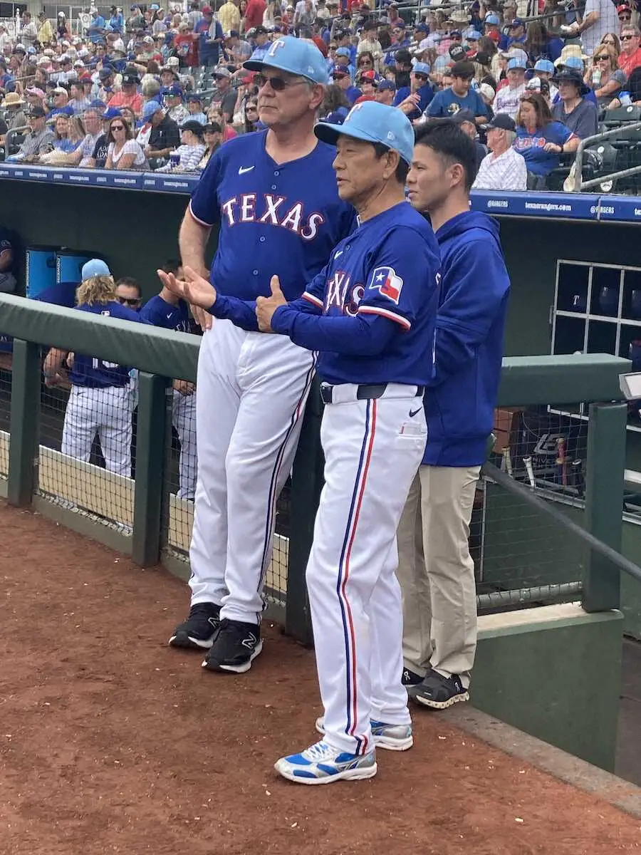 【画像・写真】日本ハム・栗山CBO　レンジャーズのユニホーム着てベンチ入り視察