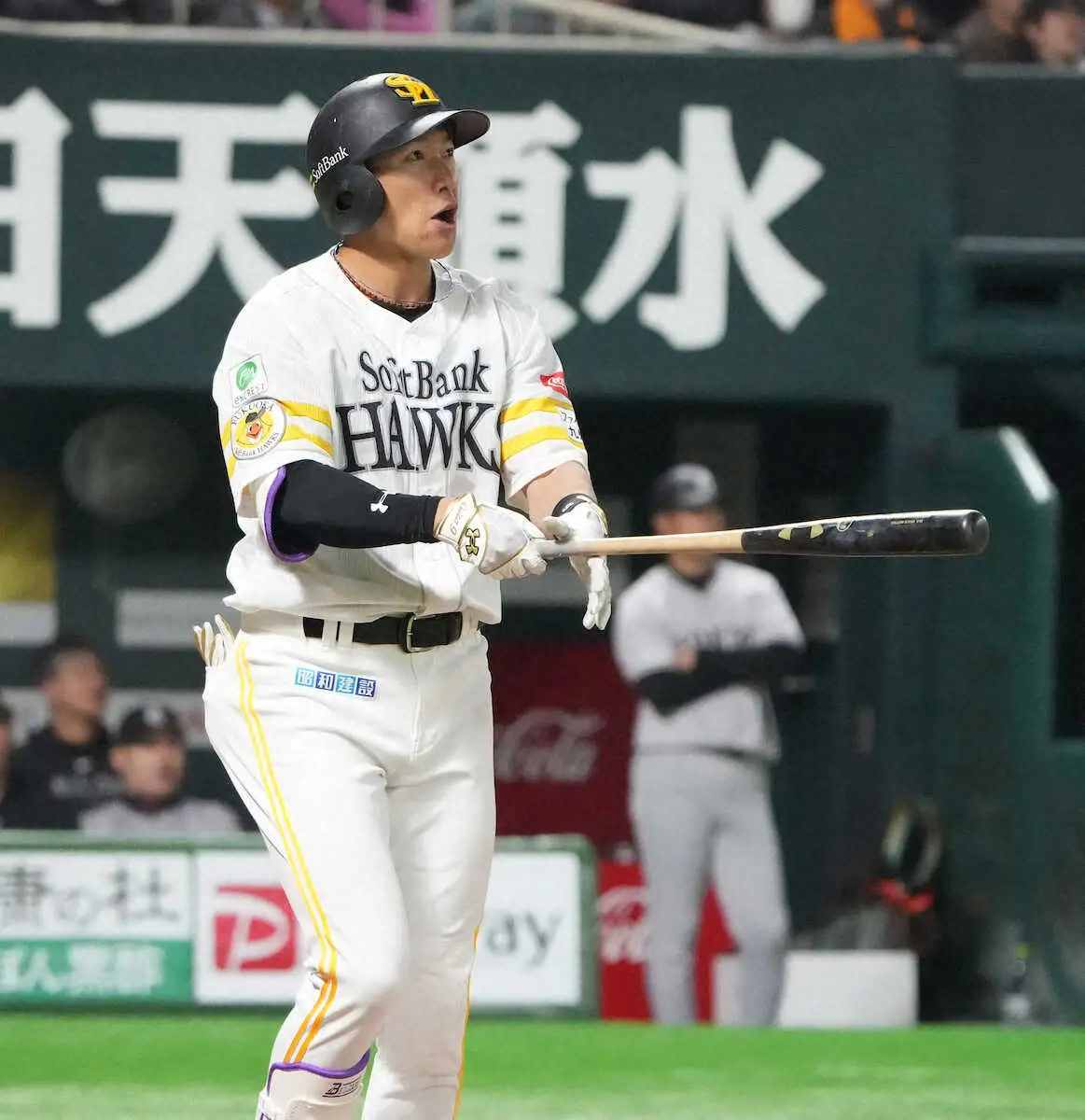 【画像・写真】ソフトB柳田が確信歩き！右翼席中段まで飛ばした特大弾　開幕投手内定の巨人・戸郷からOP戦1号