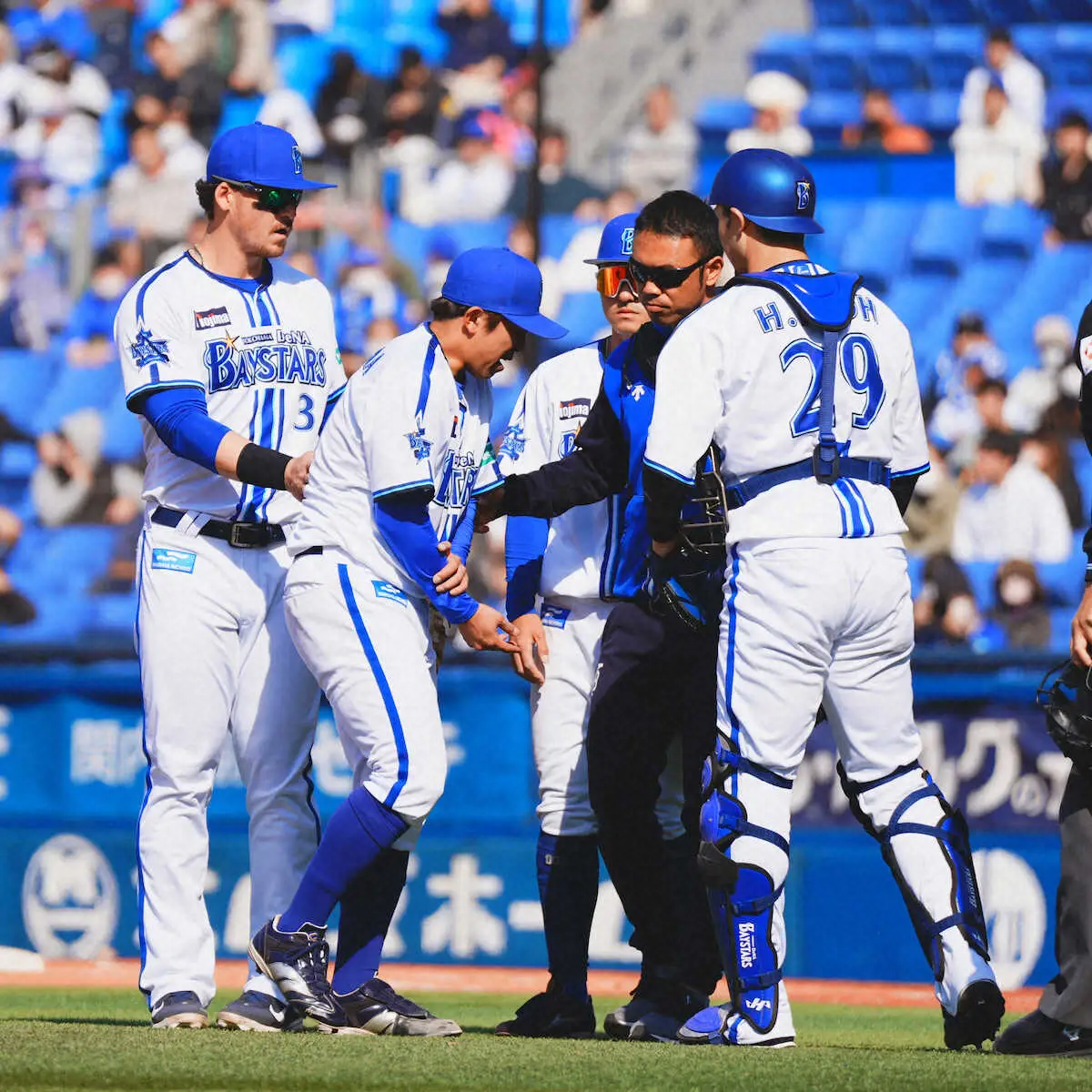 【画像・写真】DeNA開幕投手の東が思わずヒヤリ　打球が右手首付近を直撃し打撲　本人はジョークで「複雑骨折です」