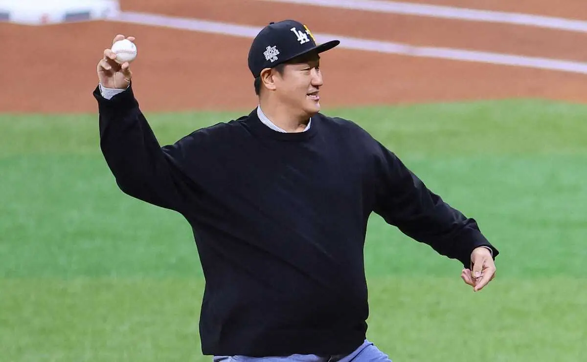 【画像・写真】パドレス戦では日米韓3カ国で活躍の李大浩氏が始球式に登場、ノーバン送球で沸かせる