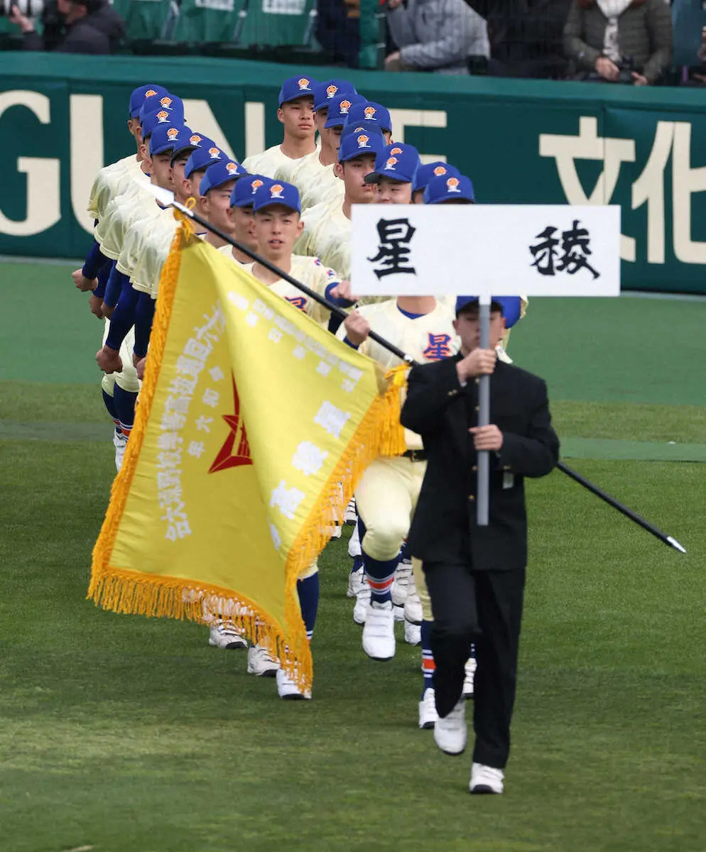 【画像・写真】選抜高校野球開幕　被災の石川県勢が行進、日本航空石川、星稜ナインに万雷の拍手　被災者へ黙祷捧げる
