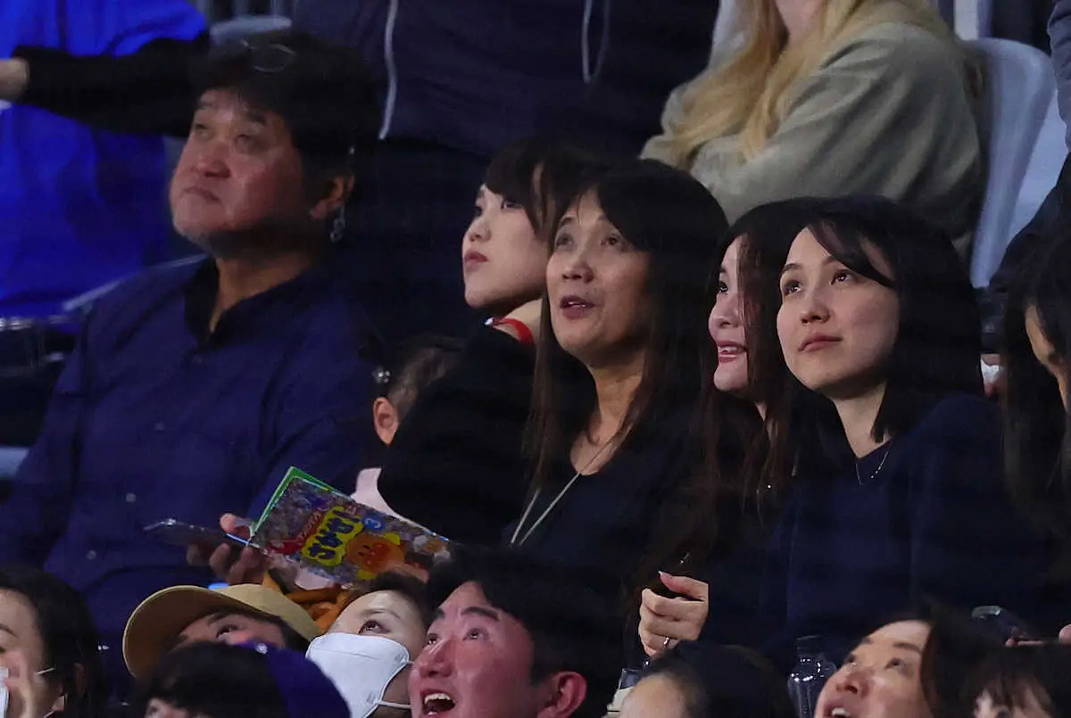 【画像・写真】＜ドジャース・韓国＞スタンドで大谷の家族らと試合を観戦する真美子夫人（右）の左手には指輪が光る（撮影・光山　貴大）