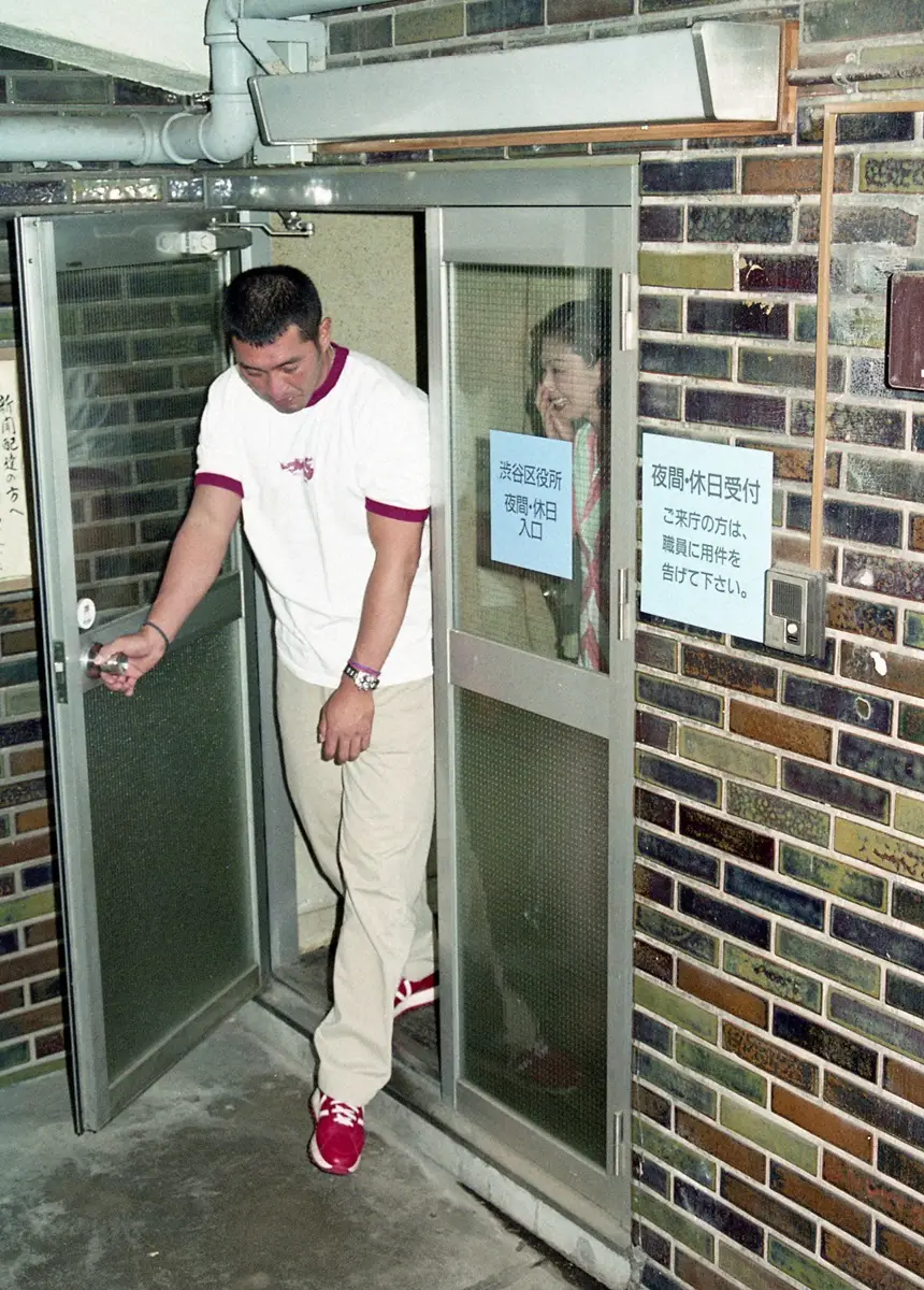 【画像・写真】2000年の秘蔵ショット。試合前、渋谷区役所に2人で婚姻届を提出した清原と亜希さん