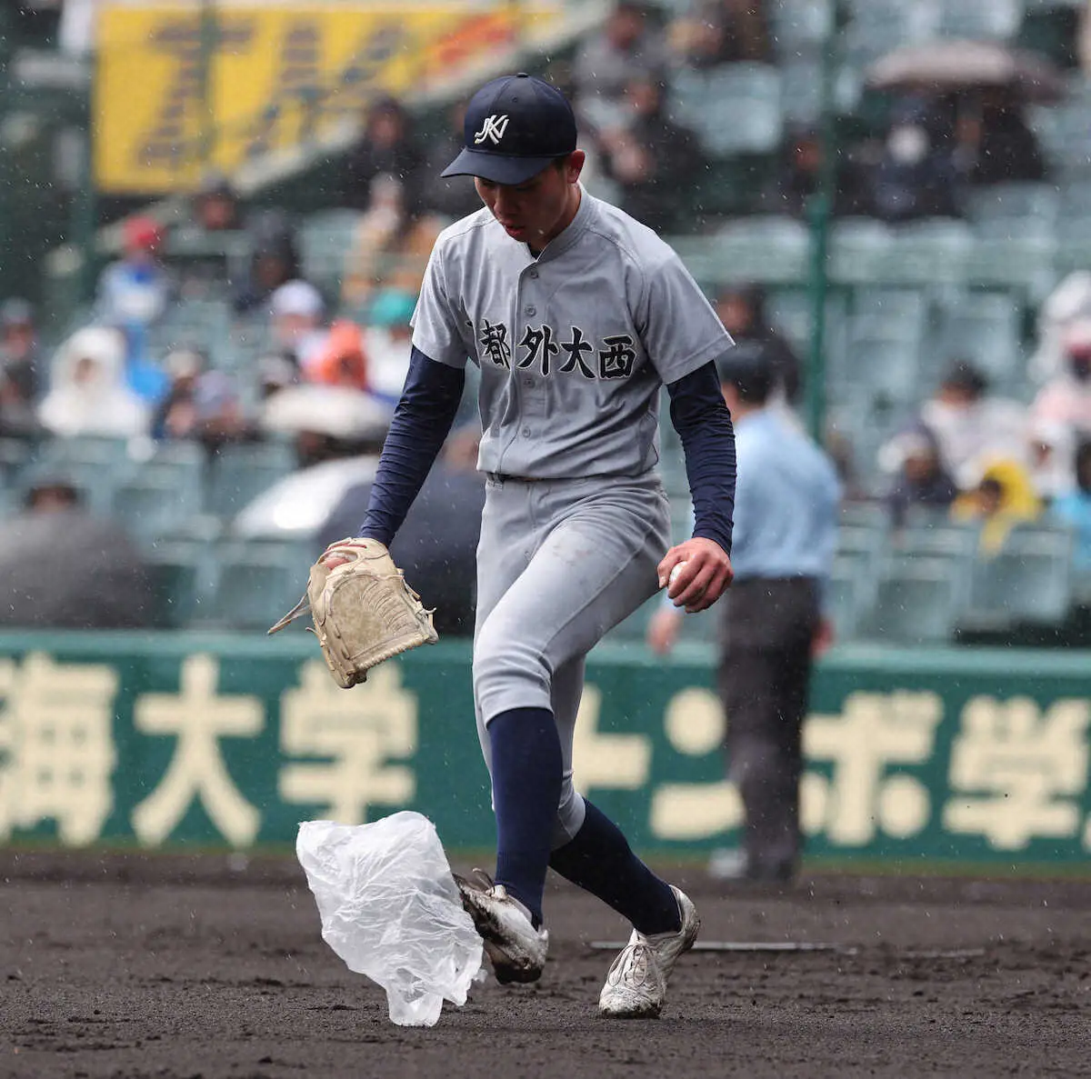 【画像・写真】【センバツ】異例の場内アナウンス「お手元のゴミが…」強風でグラウンドにビニール袋が何度も落下