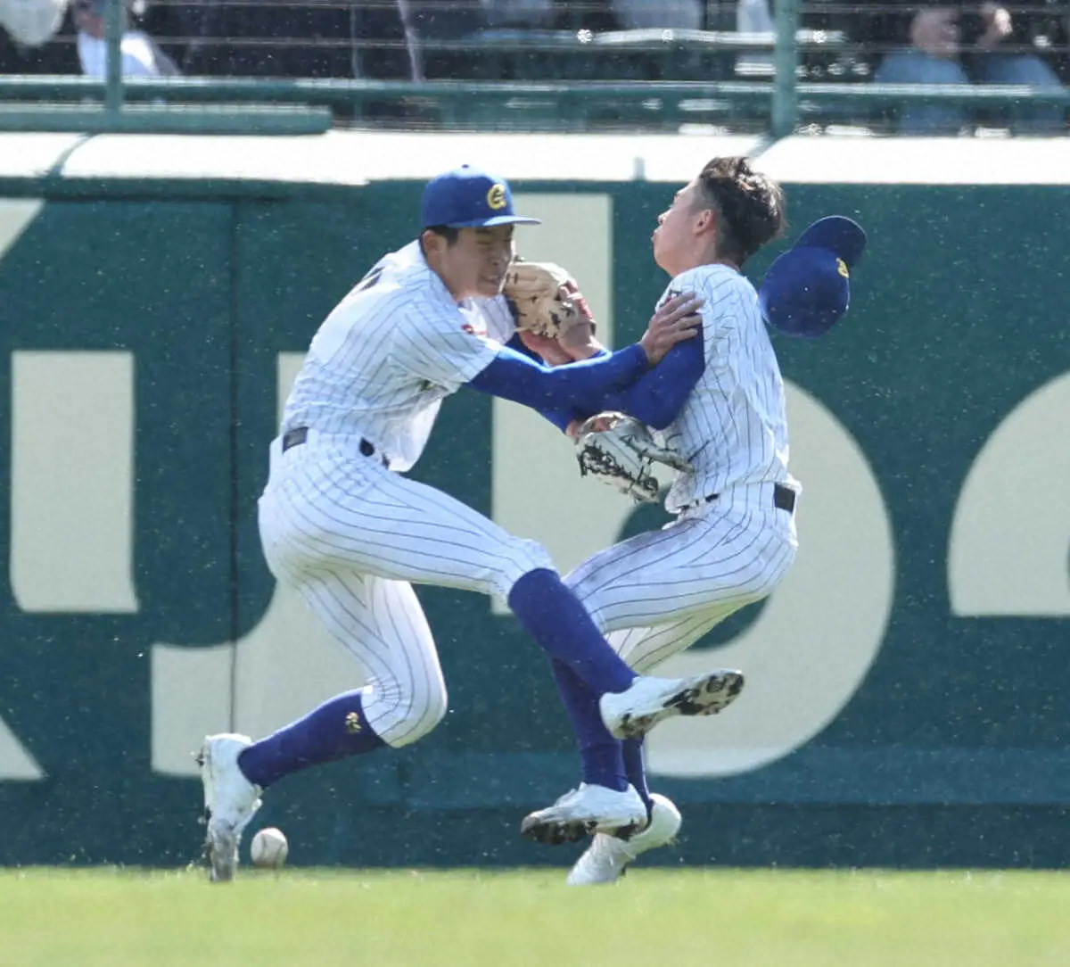 【画像・写真】【センバツ】中央学院　外野手同士が交錯で場内ヒヤリ　打球追いかけて衝突、復帰し拍手