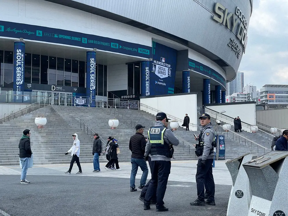 【画像・写真】爆破予告の高尺スカイドーム周辺は警察官が警戒　大谷VSダルの開幕戦は午後7時5分開始