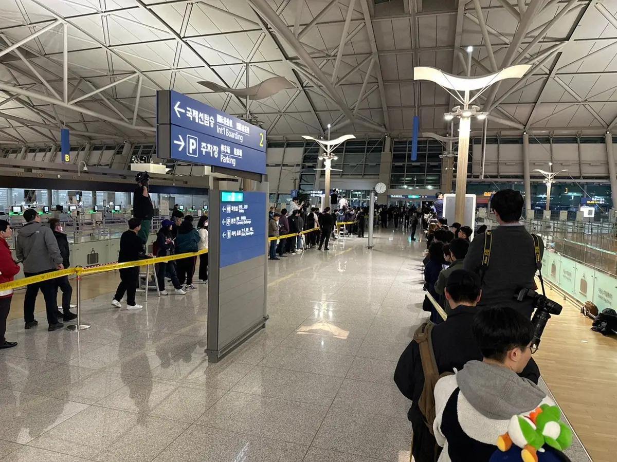 仁川国際空港に集まった両軍のファンと報道陣