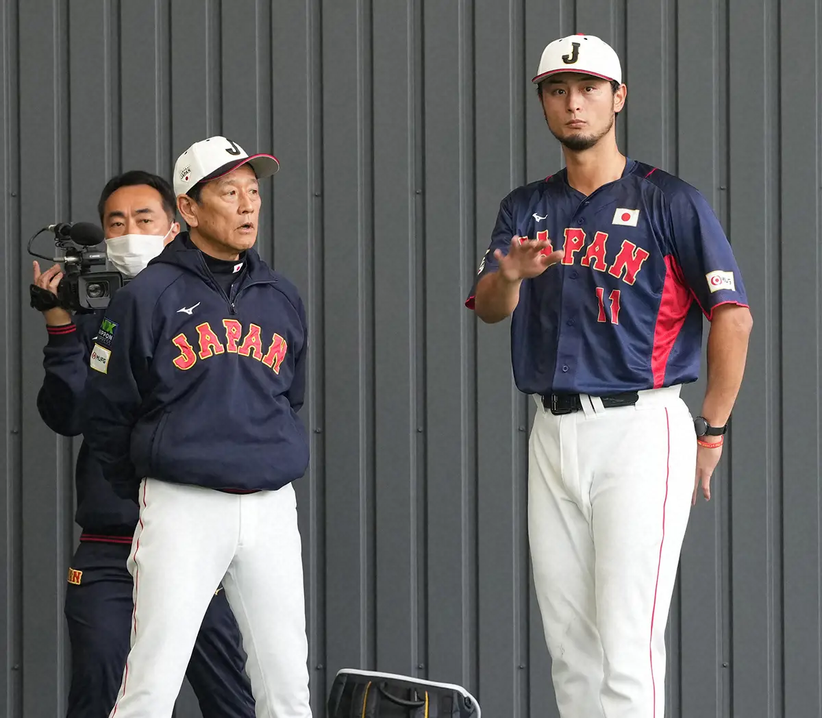 【画像・写真】2023年2月、WBC侍ジャパン宮崎合宿でブルペン投球を終え栗山監督（左）と話すダルビッシュ