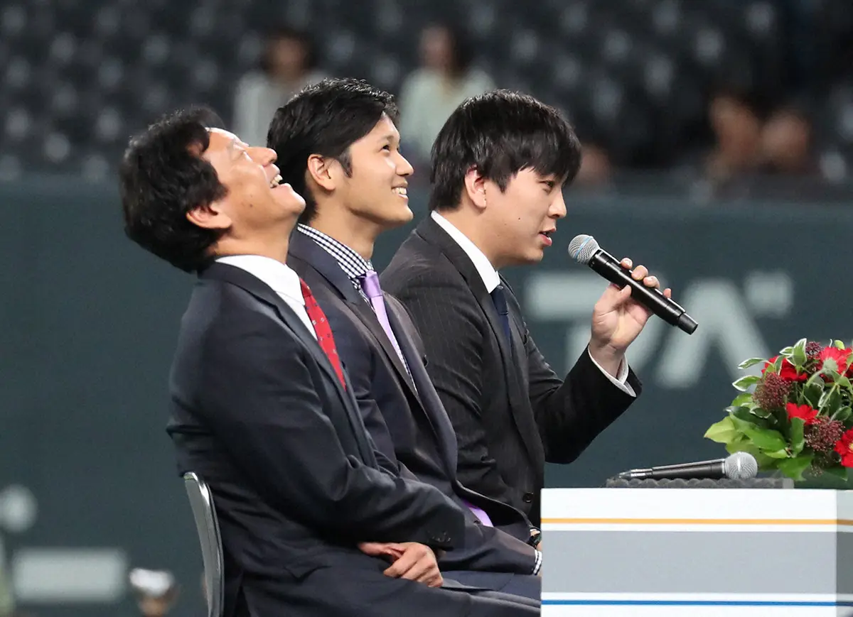 【画像・写真】2017年12月、日本ハムの大谷翔平投手（中央）の退団会見の冒頭、大谷の英語でのあいさつを訳する水原一平氏（右）。左は栗山英樹監督