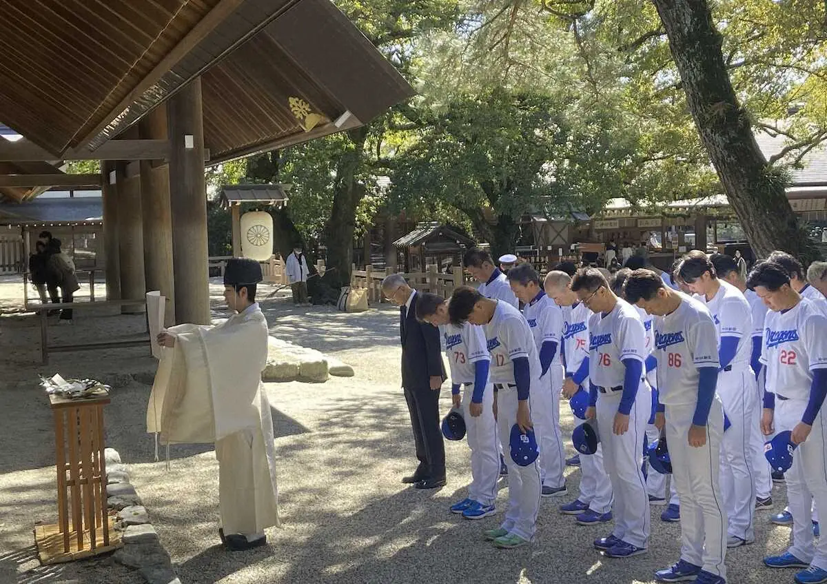 【画像・写真】中日・立浪監督らが熱田神社で必勝祈願「いよいよ始まるなという思い強くなりました」