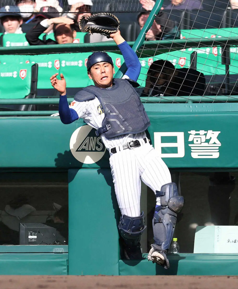 【画像・写真】中央学院・飯山　同点阻止する捕邪飛　ボール見えずとも経験から落下地点導いた