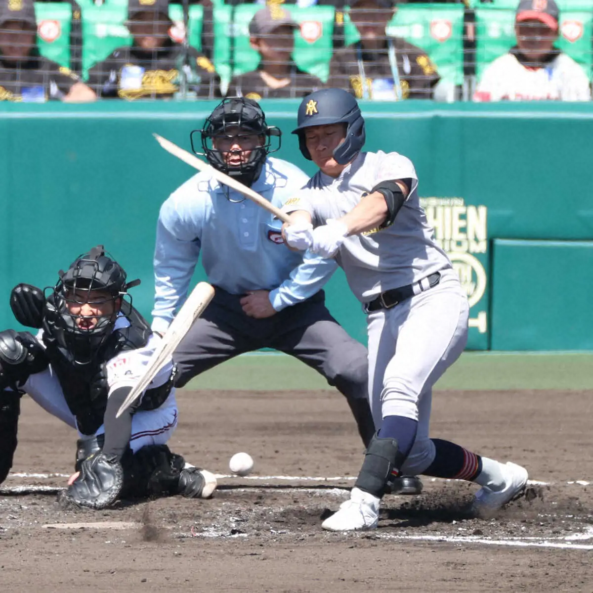【画像・写真】木製バット使用の青森山田・対馬と吉川　試合中に計3度折れる