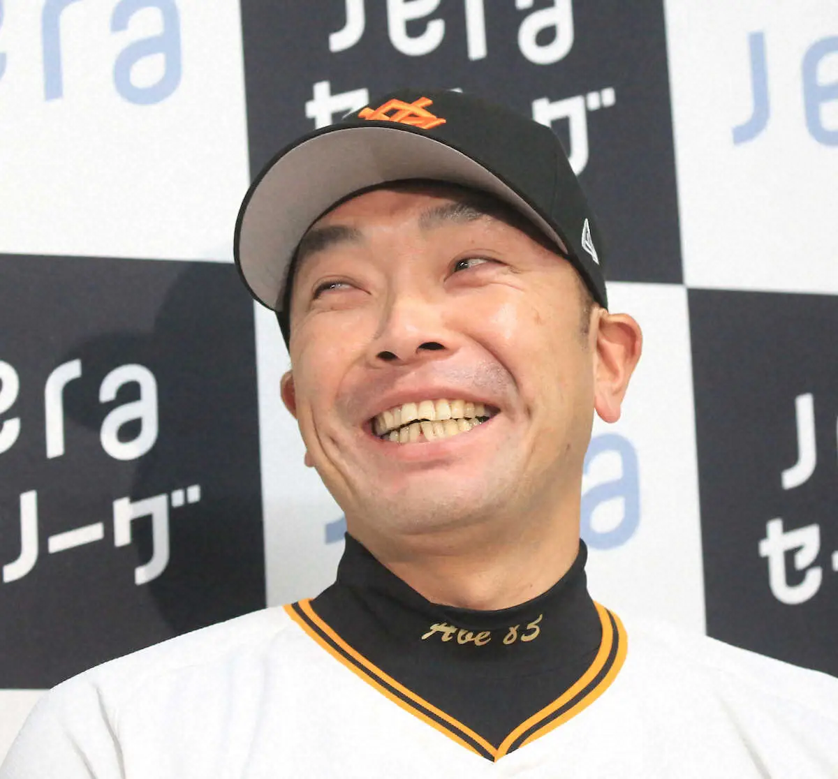【画像・写真】＜巨人練習＞岡田監督の、巨人の「要注意は新外国人」の言葉に苦笑いの阿部監督（撮影・西川祐介）