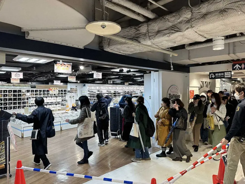 【画像・写真】日本一早いプロ野球開幕の盛り上がり！？京セラドームのオリックス球団ショップに朝から約700人の大行列