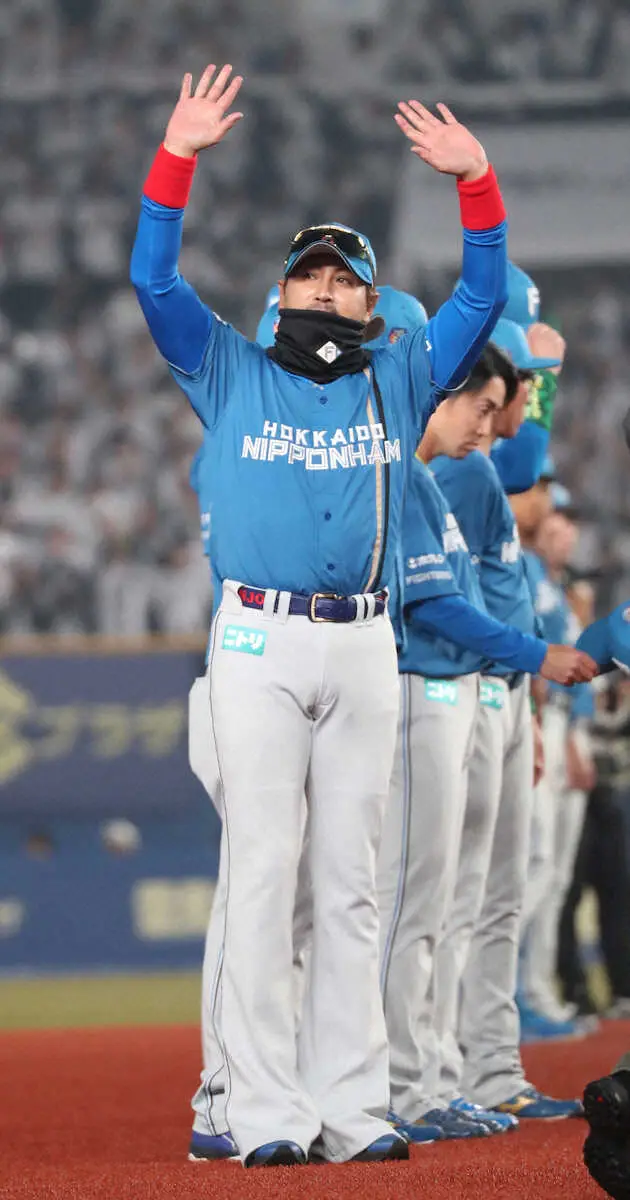 【画像・写真】新庄監督　吉井監督との“有言実行”ハイタッチがネットで話題「審判を巻き込むのは流石」「可愛い」