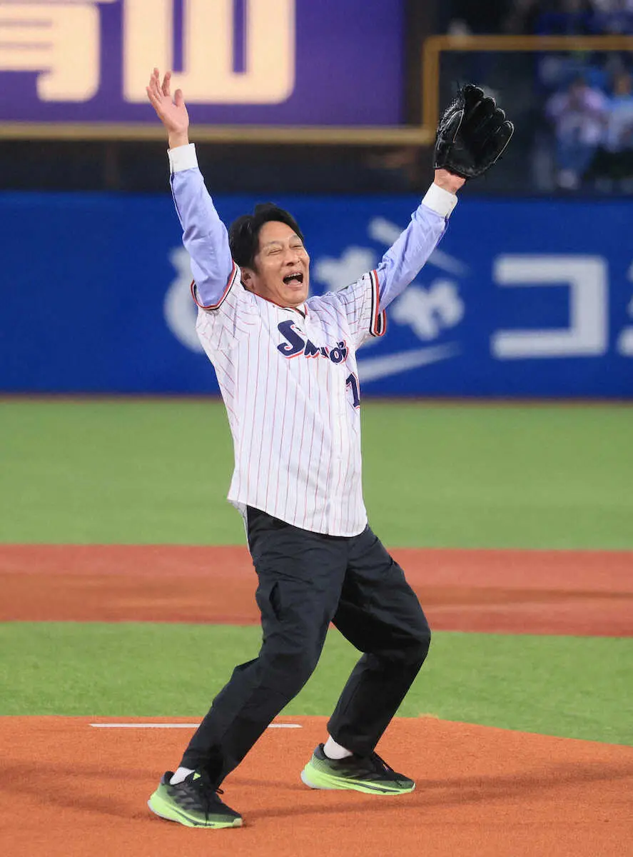 【画像・写真】青学大・原晋監督がヤクルト開幕戦の始球式で“大暴投”「150キロ剛速球大作戦が…。ダメだな～」