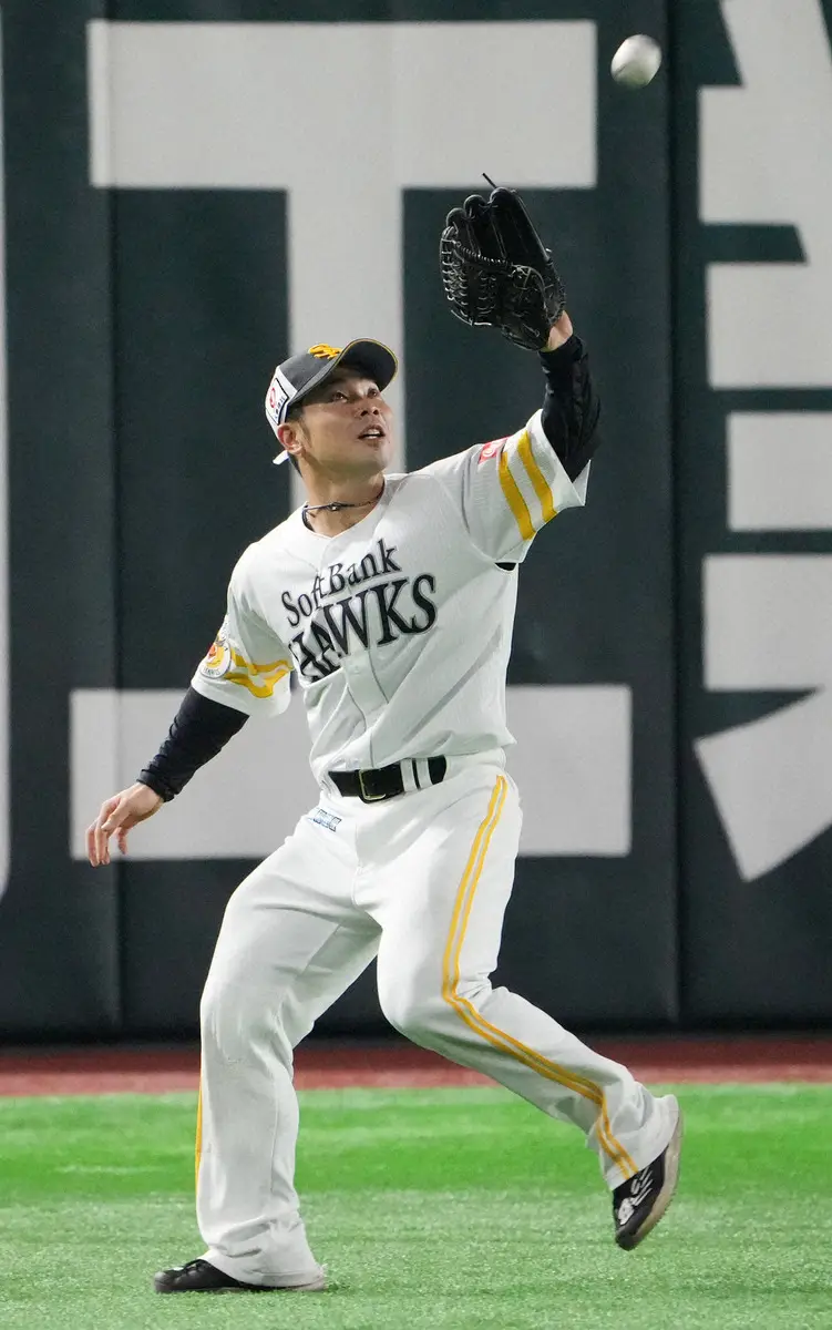 【画像・写真】ソフトバンク・近藤　8回にファウルエリアでスライディングキャッチ！好プレーに球場大歓声