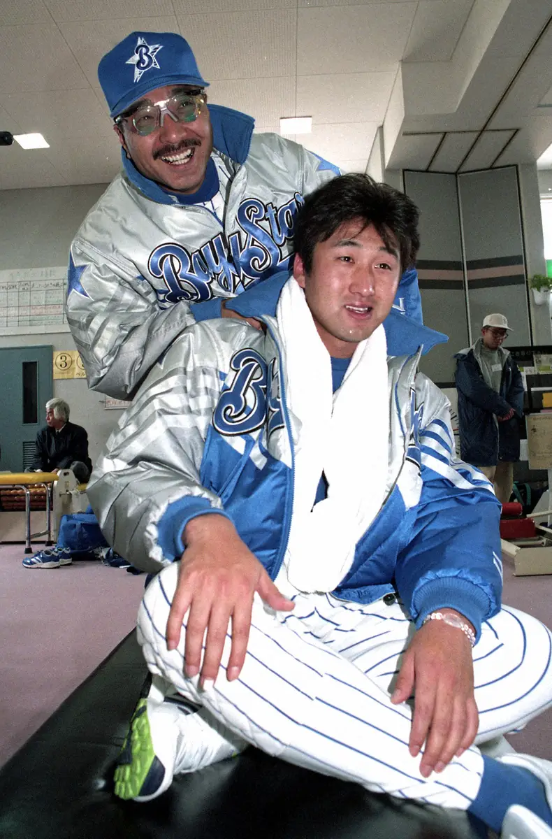 96年、開幕投手に指名され笑顔を見せる横浜・盛田（手前）と斉藤コーチ