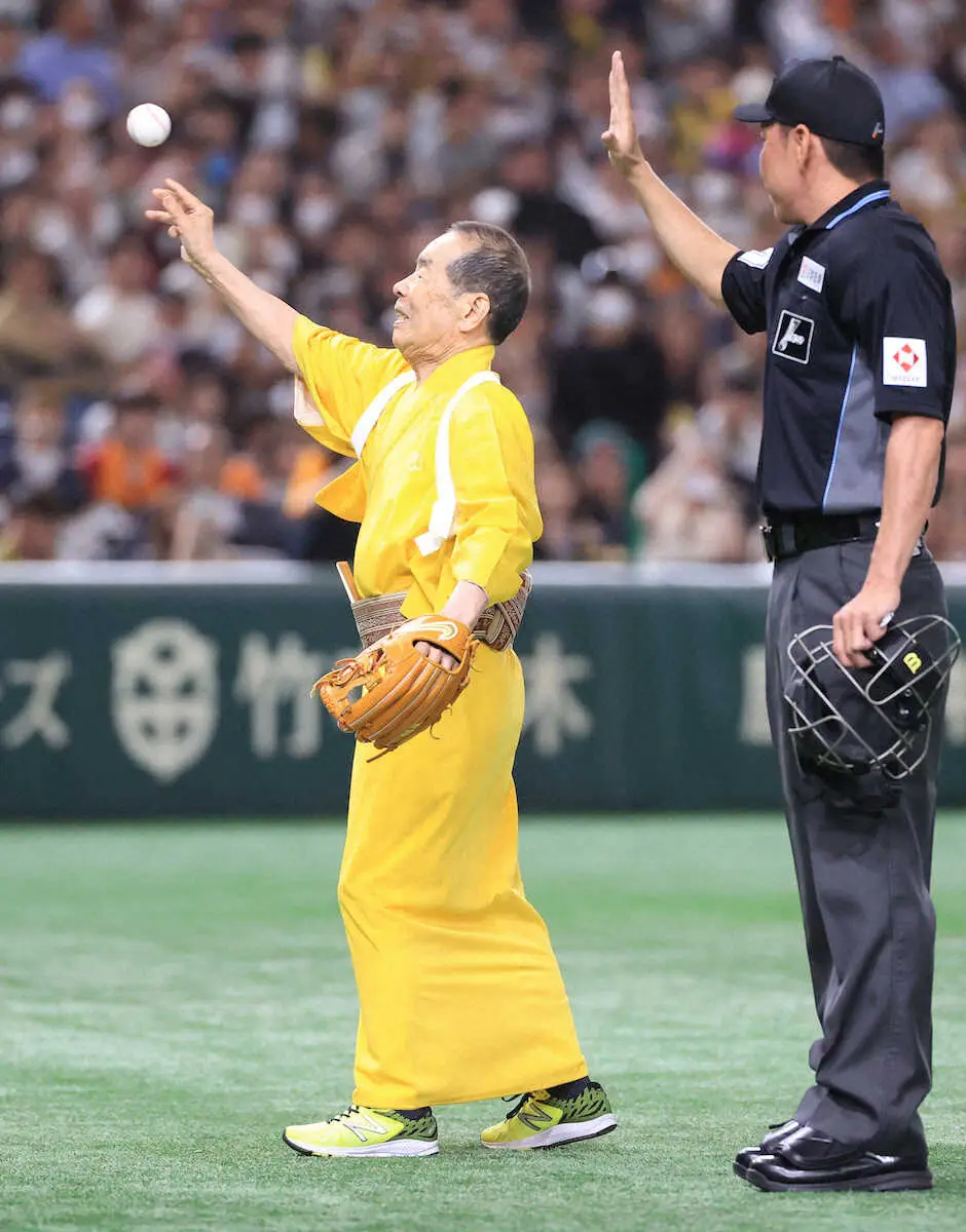 【画像・写真】木久扇　巨人戦始球式でなぜか中堅方向「かっこよくしようとしたら…」