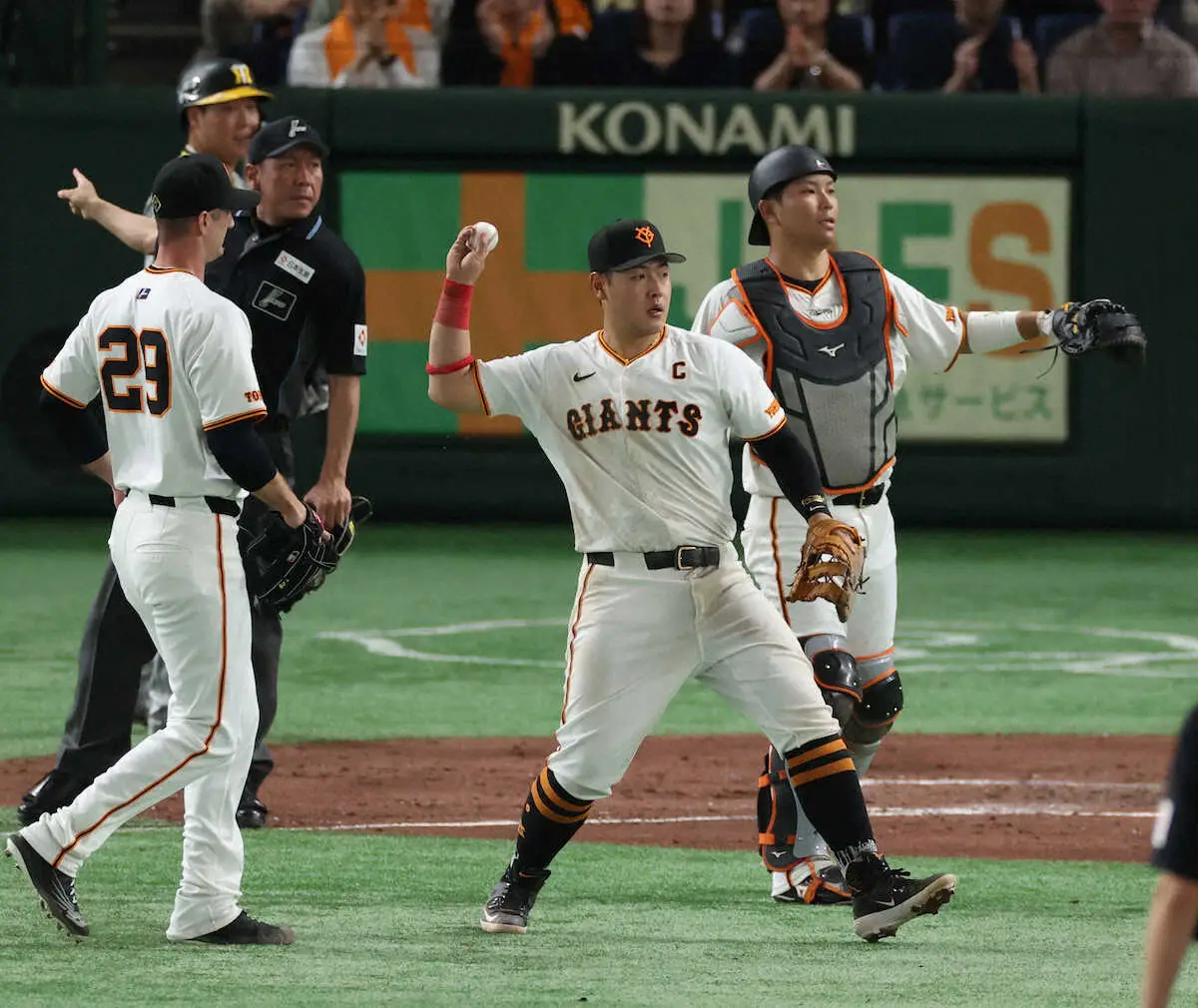 【画像・写真】巨人　岡本和真も梶谷に続いた！守備で超ビッグプレー！　スクイズをダイビングキャッチして併殺に