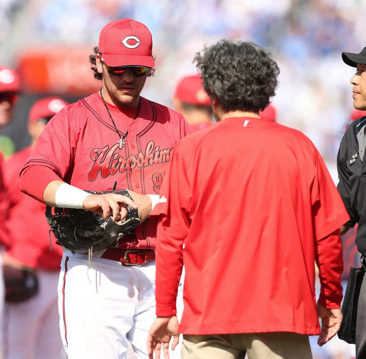 【画像・写真】広島・シャイナーが3回で交代　右手を痛めたか