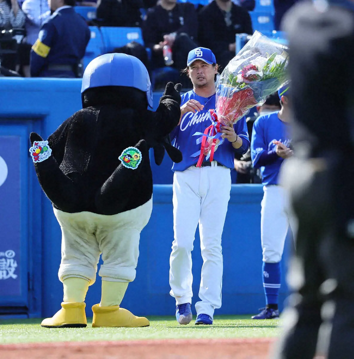 【画像・写真】中日・涌井　2000奪三振達成でつば九郎＆燕党も祝福!ネットで反響「花束渡せて嬉しそう」