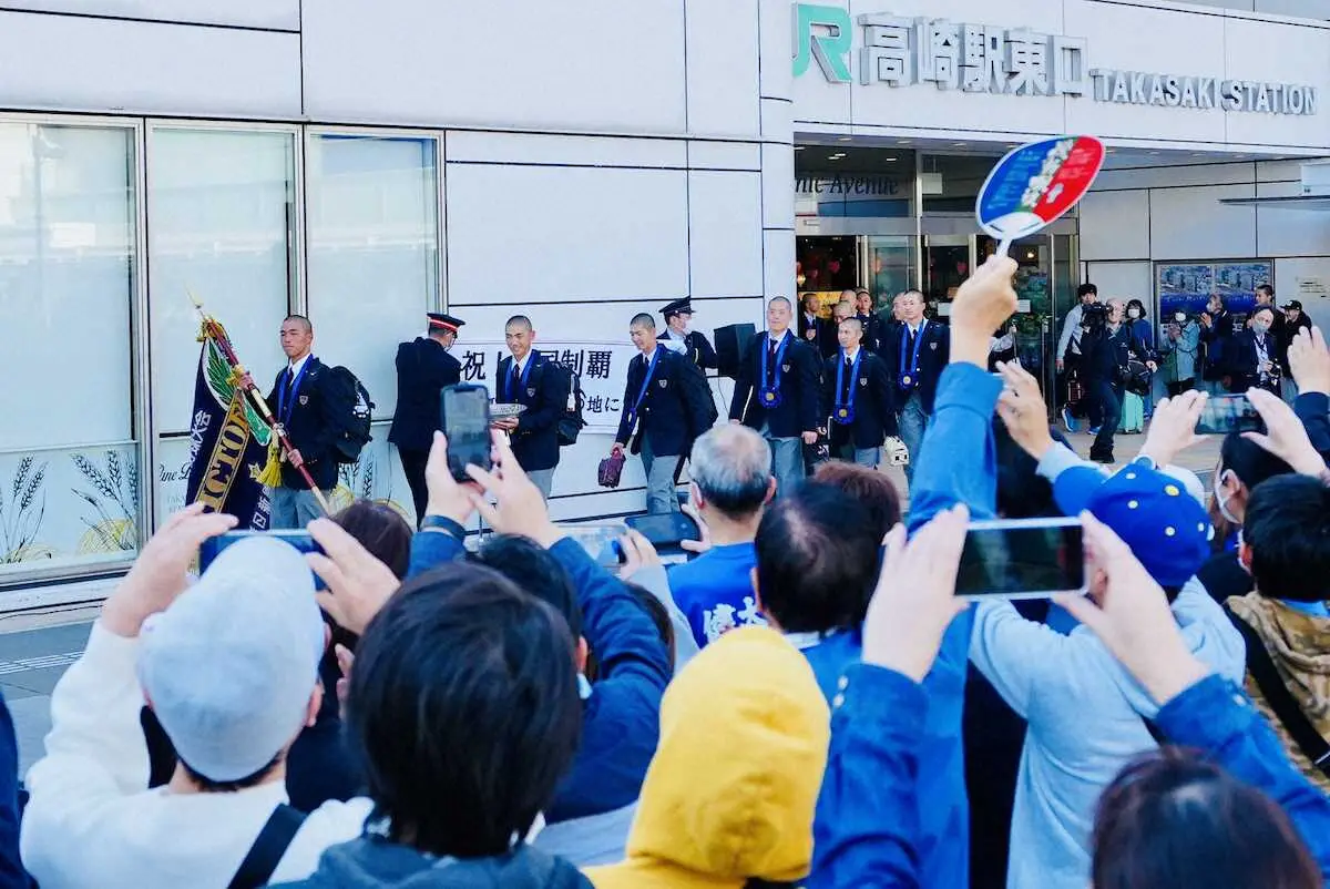 【画像・写真】センバツV　健大高崎が群馬に帰還　高崎駅到着「おめでとう！」「ありがとう！」の大歓声