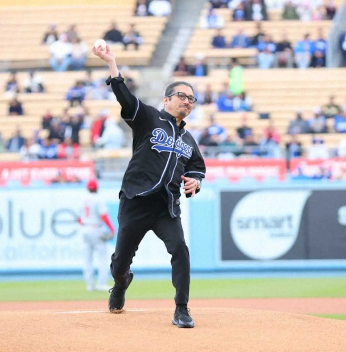 【画像・写真】俳優の真田広之がドジャース－カージナルス戦で始球式　捕手役・山本由伸にノーバン投球