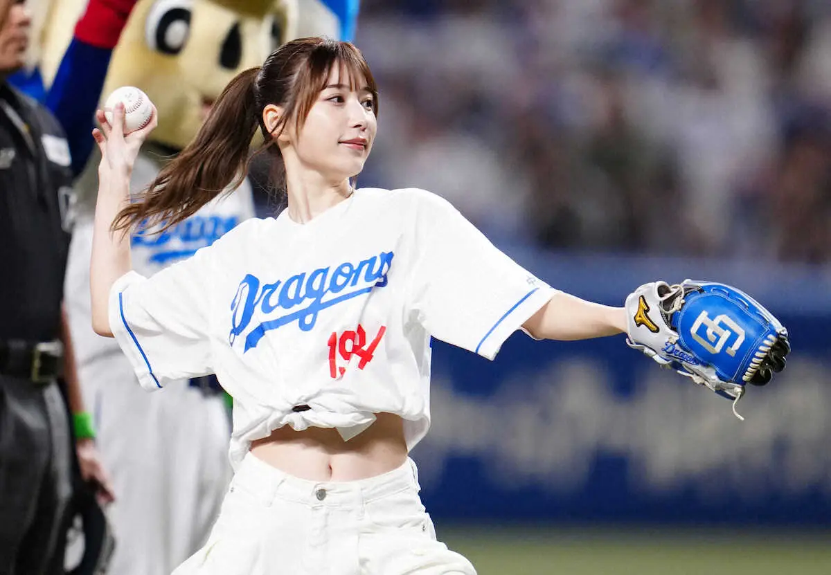 【画像・写真】雪平莉左　「ヘソチラ」始球式　中日－巨人戦で「美しすぎる」投球
