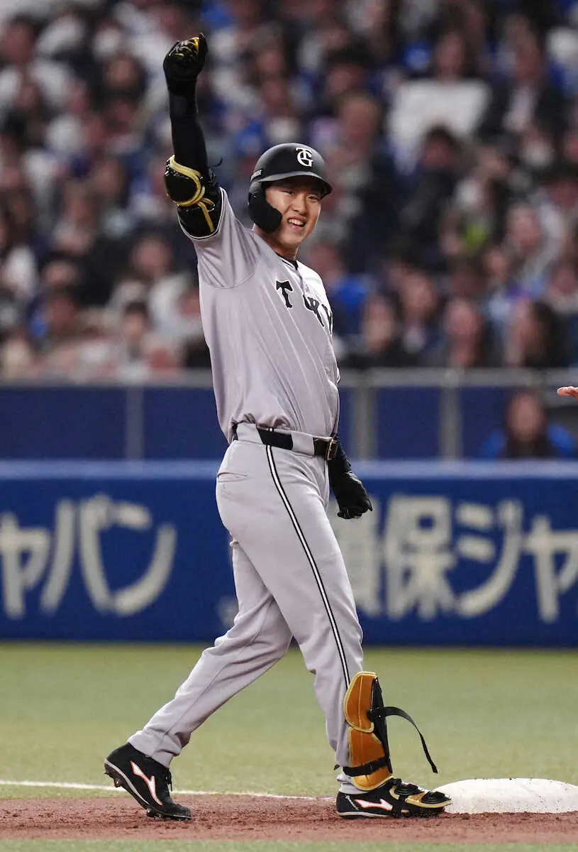 【画像・写真】“打撃大好き”巨人・山崎伊織　今季2打席目で早くもタイムリー　自らを援護し、塁上でニッコニコ